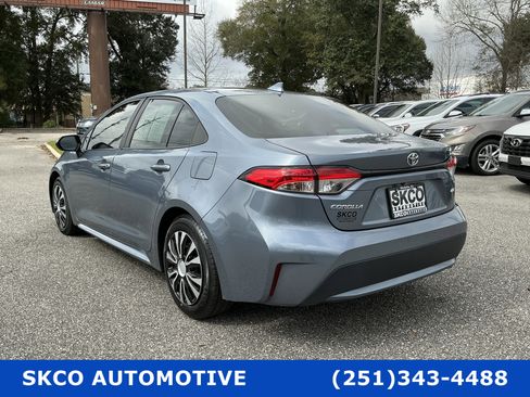 Used 2022 Toyota Corolla LE image 3