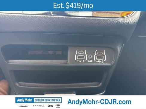 Used 2025 Chrysler Pacifica Select image 18