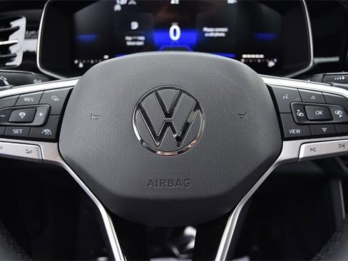 Certified 2025 Volkswagen Jetta SE w/ Sunroof Package image 19