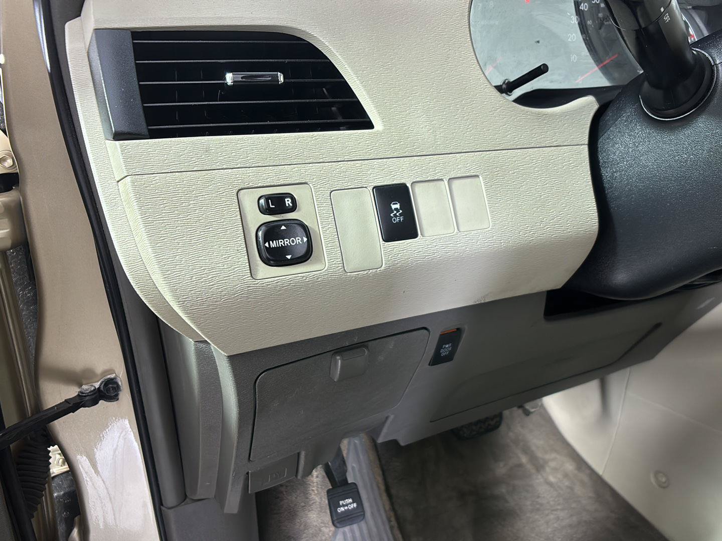 Used 2012 Toyota Sienna LE w/ Towing Pkg FWD image 29