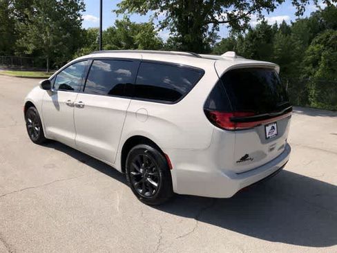 Used 2021 Chrysler Pacifica Touring-L w/ S Appearance Package AWD/4WD image 4
