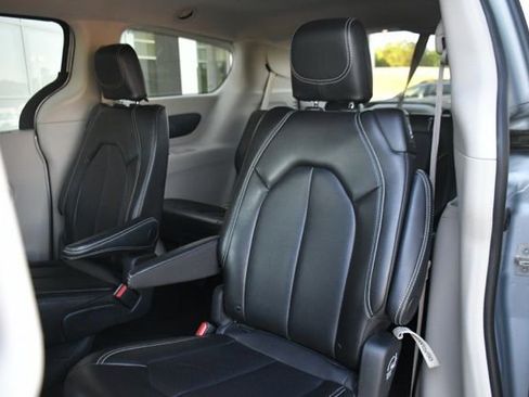 Used 2024 Chrysler Pacifica Touring-L FWD image 12
