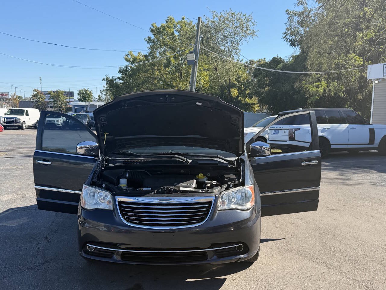 Used 2013 Chrysler Town & Country Touring-L w/ Driver Convenience Group FWD image 19
