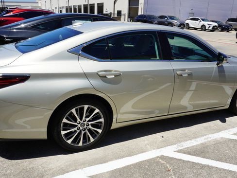 Used 2020 Lexus ES 350 w/ Premium Package FWD image 4