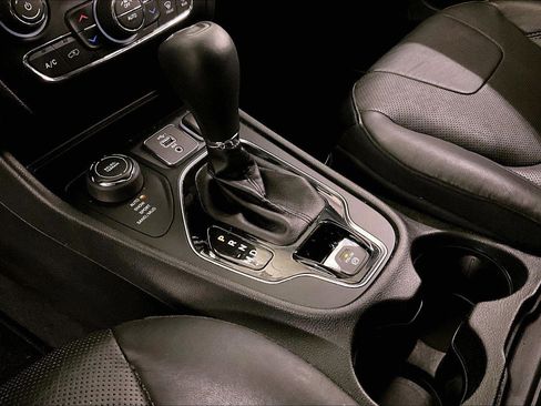 Used 2019 Jeep Cherokee Limited image 16