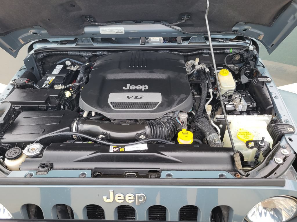 Used 2015 Jeep Wrangler Unlimited Sahara w/ Connectivity Group AWD/4WD image 17