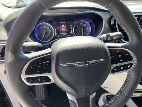 Used 2024 Chrysler Pacifica Touring-L image 19