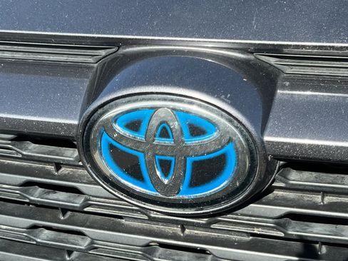 Used 2021 Toyota RAV4 LE AWD/4WD image 13