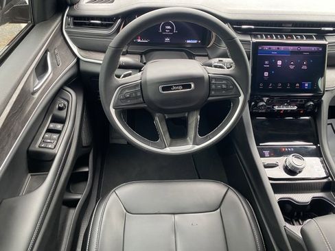 Used 2025 Jeep Grand Cherokee Limited image 38