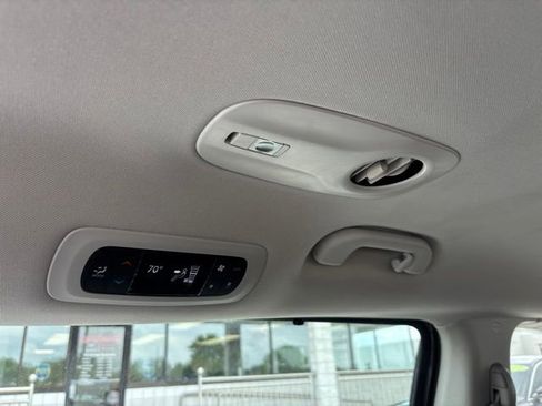 Used 2023 Chrysler Pacifica Touring-L FWD image 29