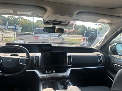 New 2025 Ford Expedition Platinum w/ Driver's Package image 21