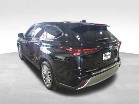 Used 2024 Toyota Highlander Platinum image 3