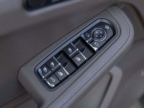Certified 2026 Porsche Macan AWD/4WD image 23