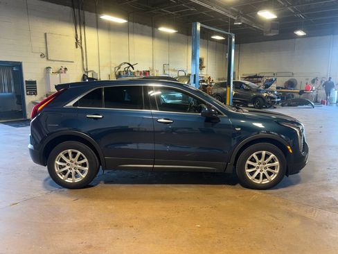 Used 2019 Cadillac XT4 Luxury w/ Cold Weather Package FWD image 4