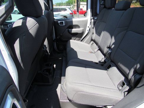 Used 2023 Jeep Gladiator Sport AWD/4WD image 30