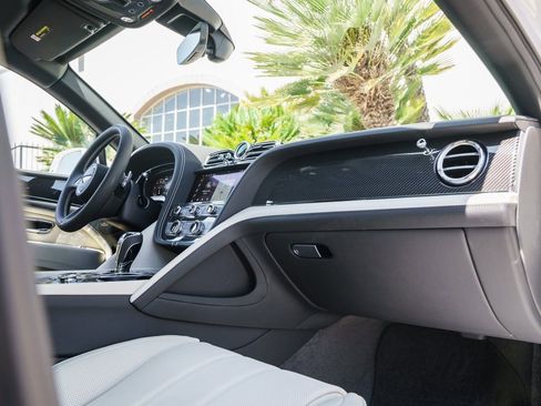Used 2025 Bentley Bentayga Extended Wheelbase image 25