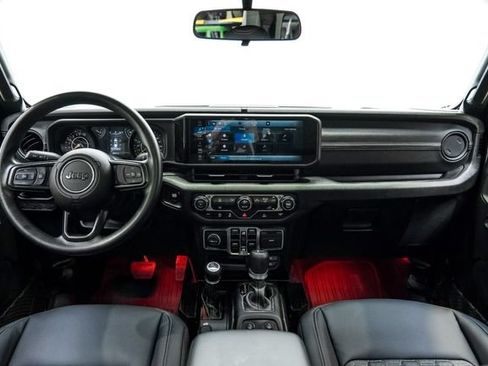 Used 2025 Jeep Gladiator Sport AWD/4WD image 15
