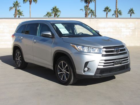Used 2018 Toyota Highlander AWD V6 image 2