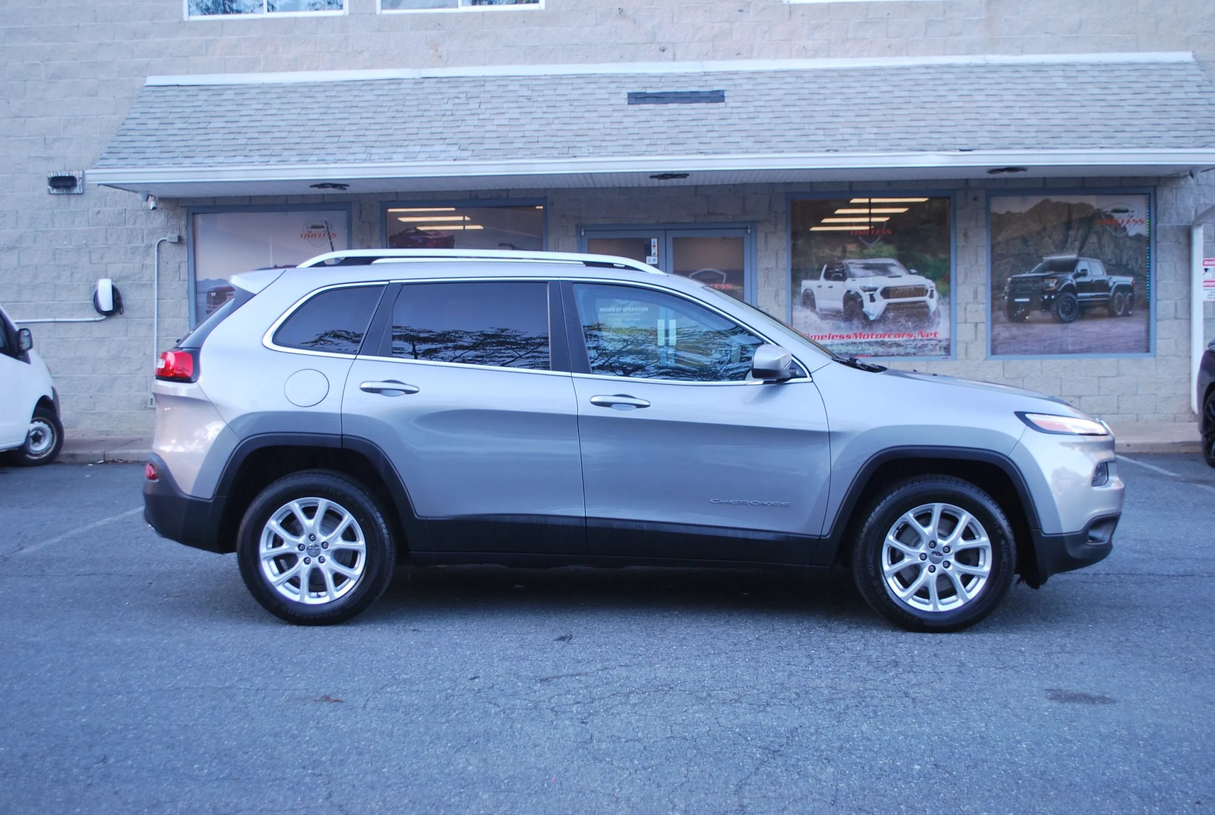 Used 2016 Jeep Cherokee Latitude w/ Cold Weather Group AWD/4WD image 23