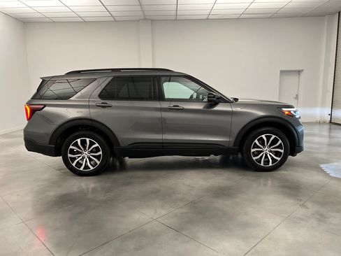 Used 2025 Ford Explorer ST-Line AWD/4WD image 8