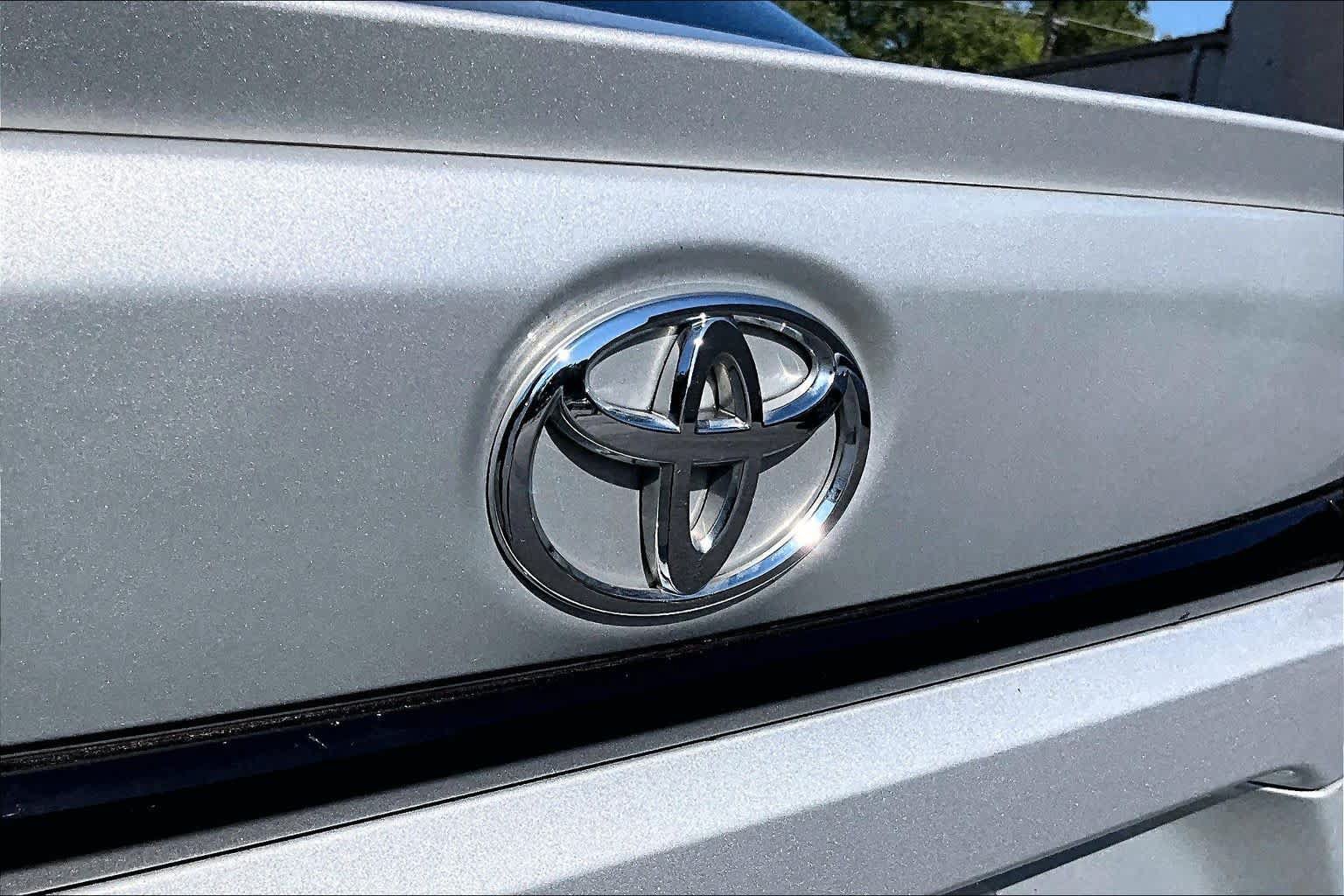 Certified 2025 Toyota Corolla SE FWD image 31