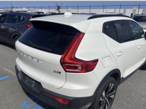 Used 2025 Volvo XC40 B5 Ultra AWD/4WD image 3