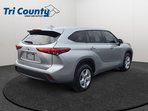Used 2021 Toyota Highlander LE AWD/4WD image 8