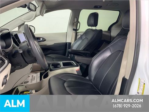 Used 2024 Chrysler Pacifica Select image 18
