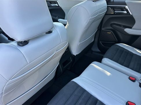 New 2025 Mitsubishi Outlander SE image 13