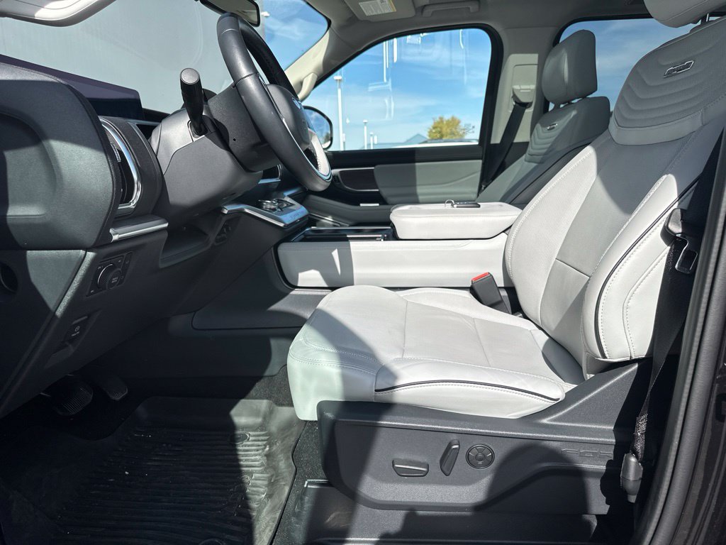 Used 2025 Ford Expedition Platinum w/ Platinum Ultimate Package AWD/4WD image 14