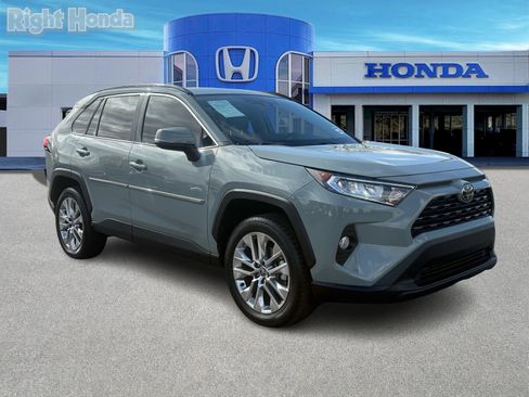 Used 2021 Toyota RAV4 XLE Premium image 9