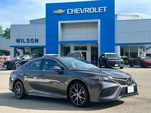 Used 2024 Toyota Camry SE image 1