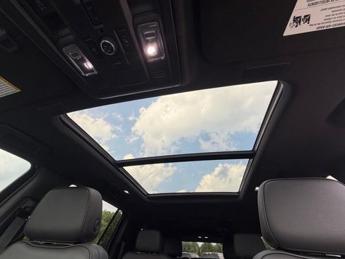 Used 2025 GMC Yukon XL Denali w/ Sun & Power Step Package AWD/4WD image 3