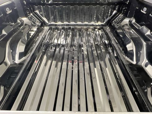 Used 2024 Chevrolet Colorado Z71 w/ Z71 Convenience Package 2 image 25