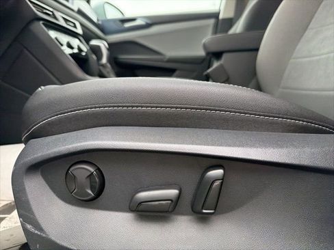 Used 2024 Volkswagen Taos SE image 17