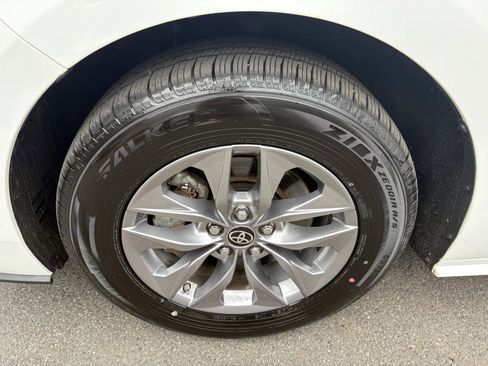 Used 2024 Toyota Sienna LE w/ LE Plus Package AWD/4WD image 15