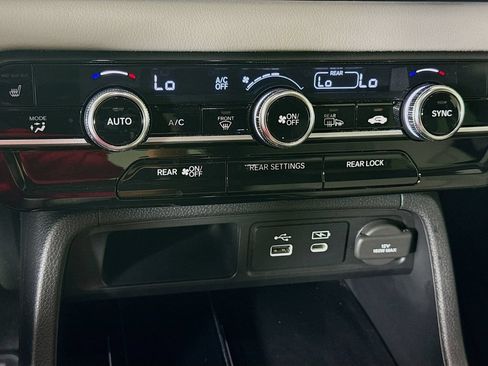 Used 2025 Honda Pilot Touring image 16
