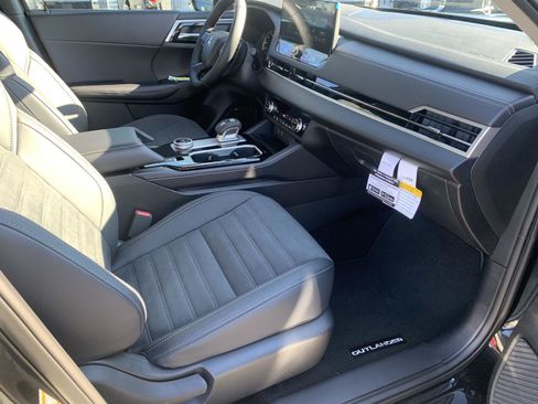 New 2025 Mitsubishi Outlander SE image 22