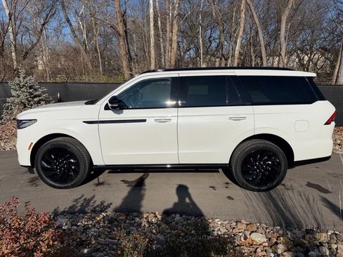 New 2025 Lincoln Navigator Reserve w/ Jet Appearance Package image 2