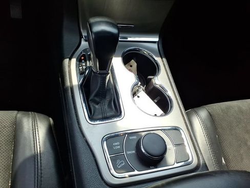 Used 2022 Jeep Grand Cherokee Laredo X AWD/4WD image 12