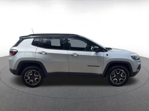 Used 2025 Jeep Compass Trailhawk AWD/4WD image 13