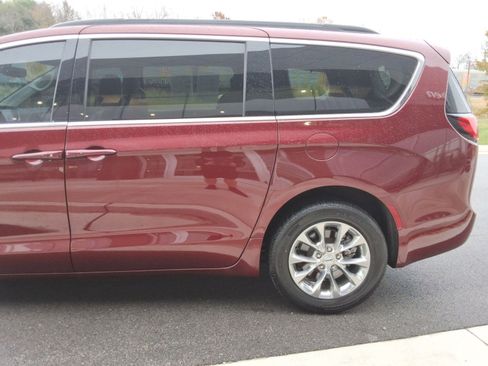 Used 2022 Chrysler Pacifica Touring-L AWD/4WD image 5
