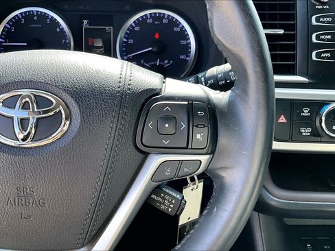 Used 2018 Toyota Highlander Plus FWD image 23