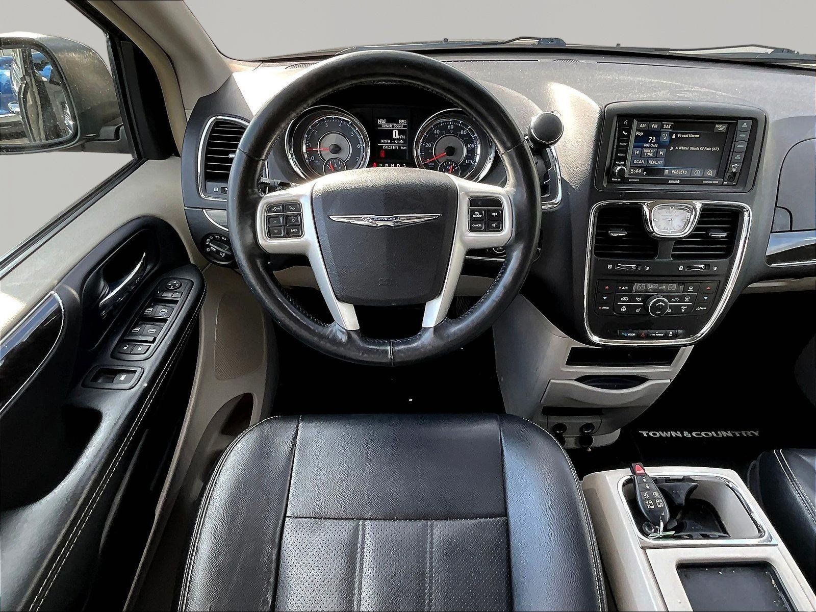 Used 2015 Chrysler Town & Country Touring-L w/ Driver Convenience Group FWD image 8