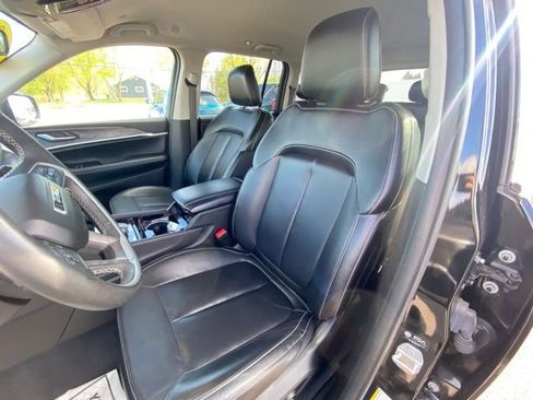 Used 2023 Jeep Grand Cherokee Limited w/ Black Appearance Package AWD/4WD image 10