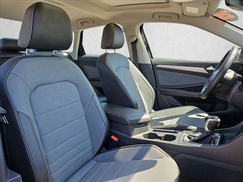 Used 2025 Volkswagen Jetta SE FWD image 20