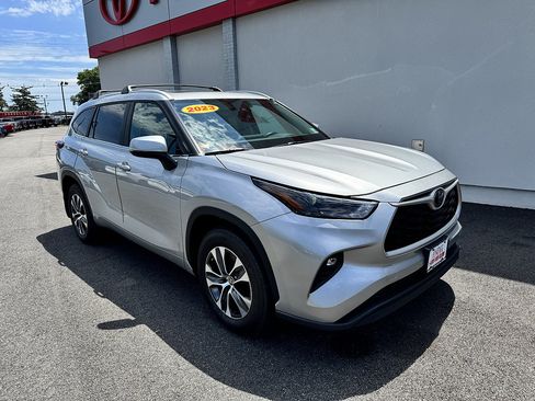 Used 2023 Toyota Highlander XLE AWD/4WD image 4