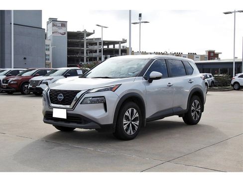Used 2022 Nissan Rogue SV image 2