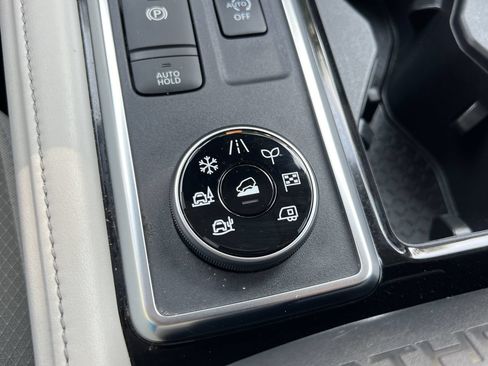 Used 2023 Nissan Pathfinder SL AWD/4WD image 16