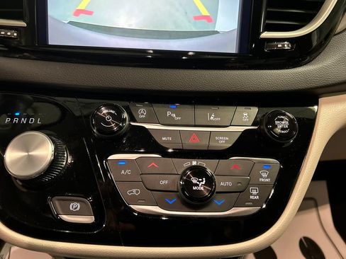 Used 2024 Chrysler Pacifica Touring-L FWD image 19